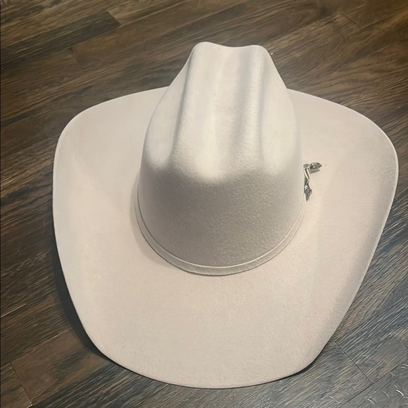 Elegant Cream Cowboy Hat - Picture 3 of 5